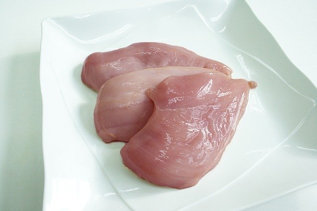 Pechuga de pollo cruda