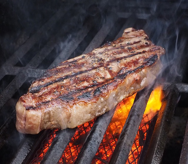 La carne en barbacoa es un bocado exquisito. Para cocinar con seguridad es necesario utilizar guantes para cocina y barbacoa.